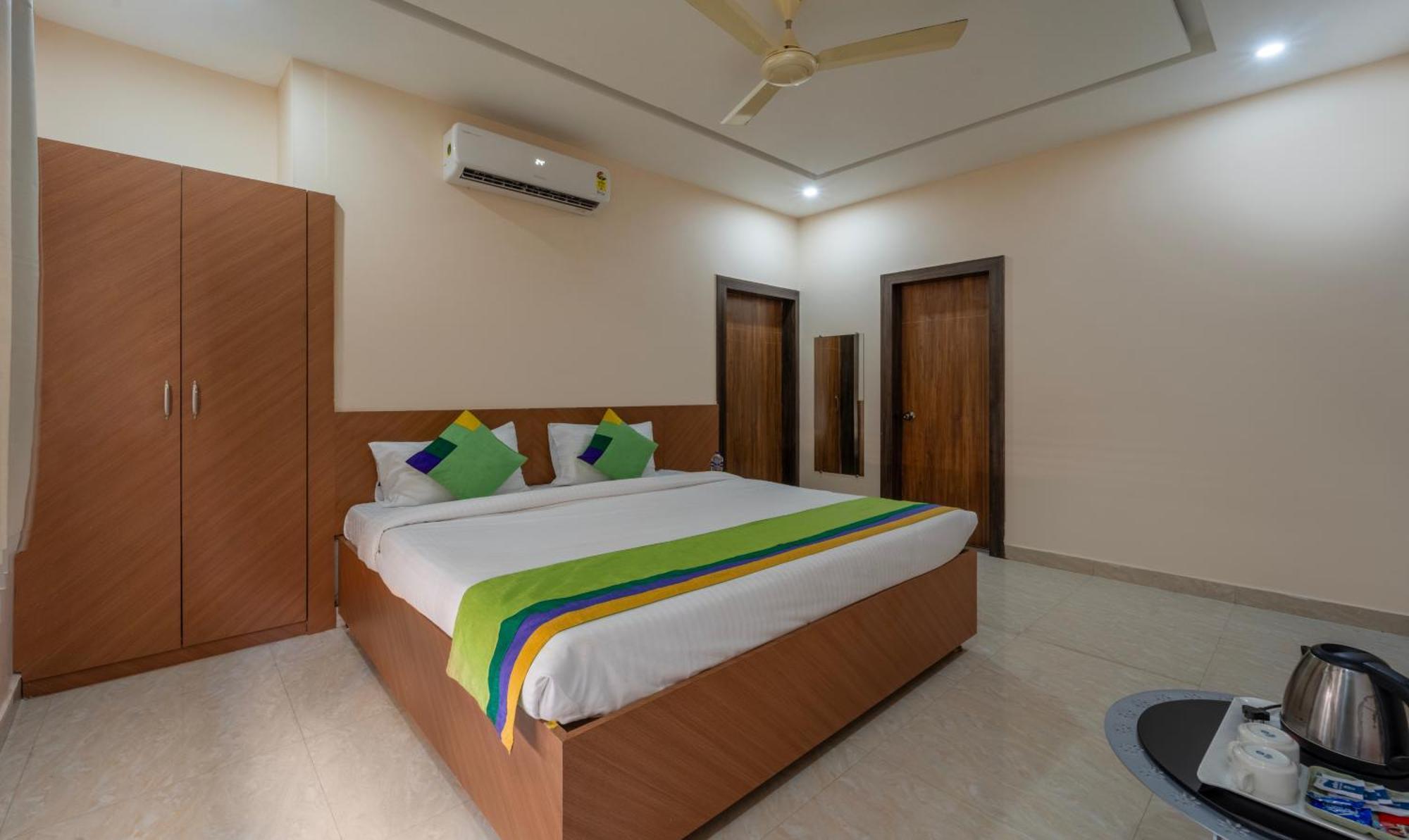 Treebo Raj Palace Varanasi Exterior foto